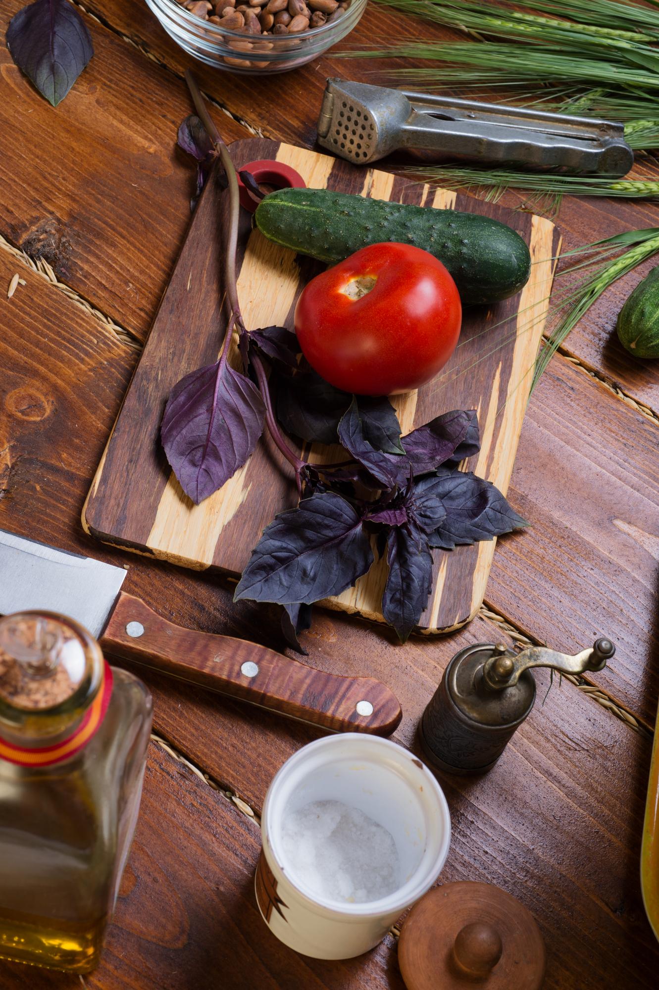 Dettaglio di ingredienti locali su tavolo di legno