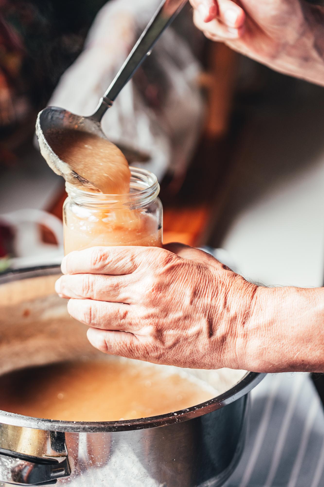 Chef che prepara una salsa in cucina artigianale